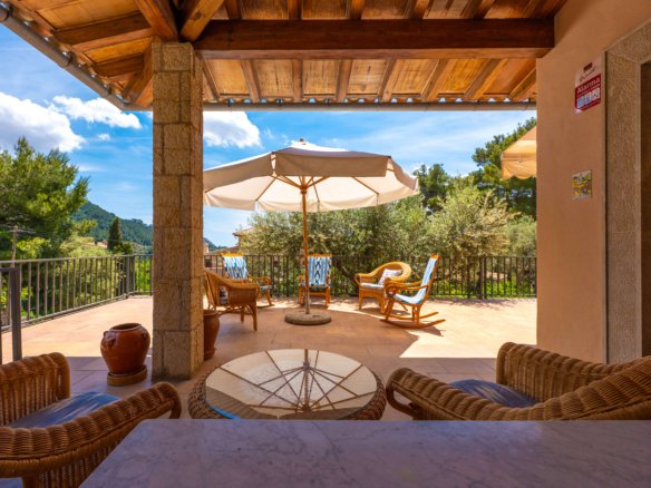 Front entrance with traditional details – house for sale Valldemossa
