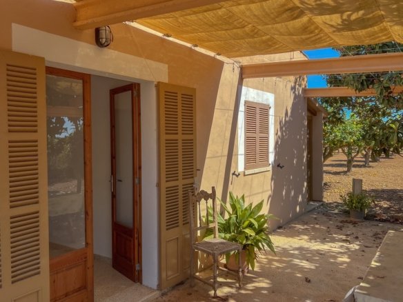 3-bedroom stone finca in rural Porreres with solar power