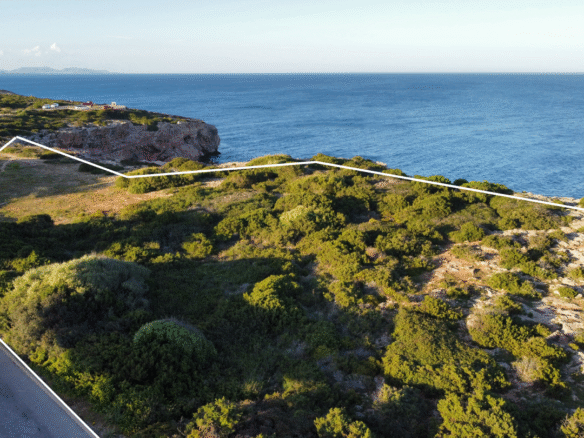 Discover this first line plot of land for sale in the east of Mallorca situated in the village of Portocolom