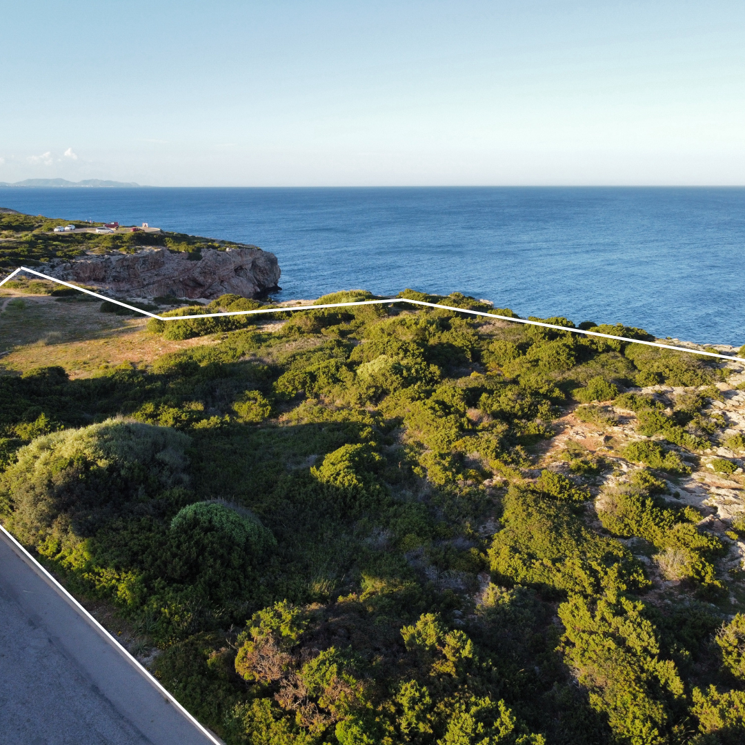 Discover this first line plot of land for sale in the east of Mallorca situated in the village of Portocolom