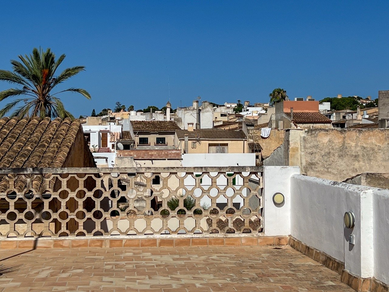 Bright bedroom with en-suite bathroom and private terrace in house for sale Felanitx