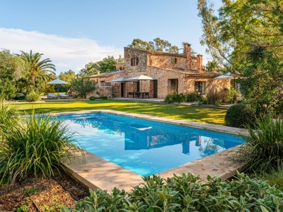 country home for sale in felanitx with rental license