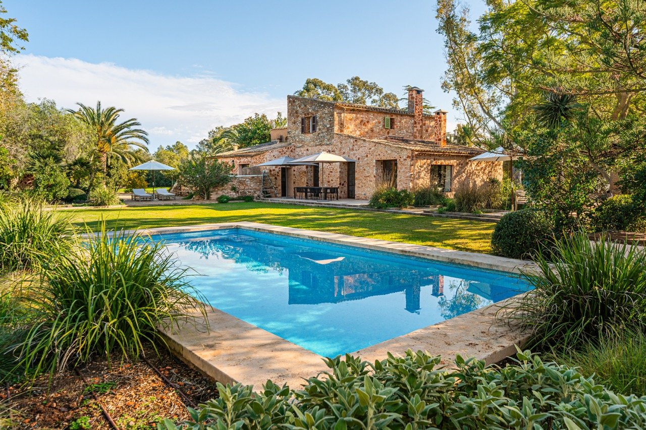 Country home for sale in Felanitx with rental license and guest house